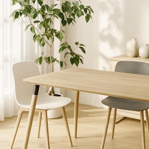 Food-safe matte varnish on oak table surface - Scratch-resistant finish - Easy to clean while preserving wood texture