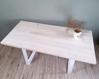 Esstisch aus weißem Holz – modernes, minimalistisches Design für elegante Unterhaltung