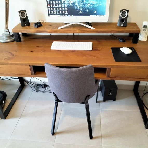 Scrivania in legno moderna a forma rettangolare con cassetti e ripiano