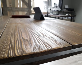 Houten bureau gemaakt van oude planken + ijzeren staaf met haarspeldpoten en ijzeren staaf Industrieel bureau, thuiskantoor Bureau Massief hout, Teruggewonnen hout