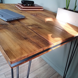 Old Wood Desk Table with Hairpin Legs and IRON BAR on the Edge for Home Office, Reclaimed rustic wood industrial desk, Holzschreibtisch