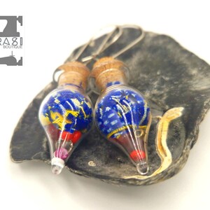 Blauwe en gouden kente alchemy kralen mashup-collectie oorbellen verzegeld in glas
