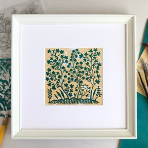 Gerahmte Papercut botanische Kunst, von Hand geschnitten Frühling Kunstwerk, grüne Motive auf gelb&weiß marmoriert Papier, einzigartiges Geschenk, traditionelle Kunst, handgefertigt