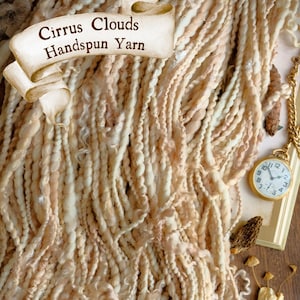 Hilo artístico en espiral con nubes cirros y cielo, vendido en incrementos de 10 yardas y hecho a pedido.