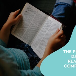 K&ouml;nnte beinhalten: Eine Person liest ein Buch mit einem wei&szlig;en Hintergrund, auf dem "THE PERFECT DAILY READING COMPANION" steht.