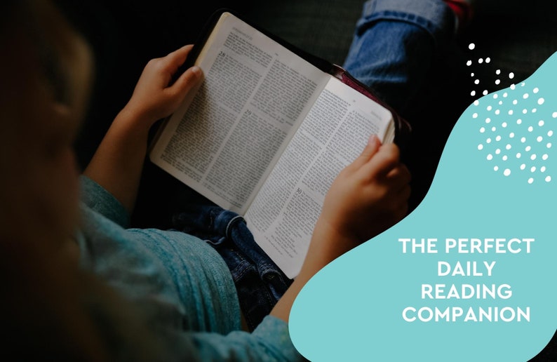 K&ouml;nnte beinhalten: Eine Person liest ein Buch mit einem wei&szlig;en Hintergrund, auf dem "THE PERFECT DAILY READING COMPANION" steht.
