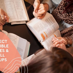 K&ouml;nnte beinhalten: Vier Personen sitzen an einem Tisch, halten sich an den H&auml;nden und lesen aus ge&ouml;ffneten Bibeln. Der Text "PERFECT FOR BIBLE STUDIES & SMALL GROUPS" ist &uuml;ber das Bild gelegt.
