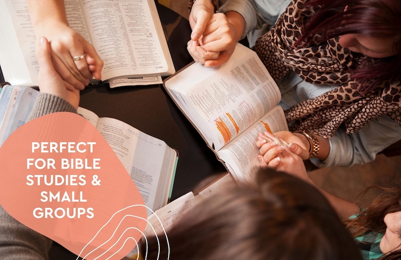 K&ouml;nnte beinhalten: Vier Personen sitzen an einem Tisch, halten sich an den H&auml;nden und lesen aus ge&ouml;ffneten Bibeln. Der Text "PERFECT FOR BIBLE STUDIES & SMALL GROUPS" ist &uuml;ber das Bild gelegt.