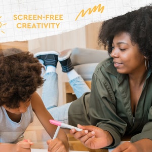 Peut inclure: Image de deux personnes dessinant avec des marqueurs sur du papier. Le texte "SCREEN-FREE CREATIVITY" est visible. L'une porte un d&eacute;bardeur gris, l'autre une chemise verte. Sc&egrave;ne de cr&eacute;ativit&eacute;.