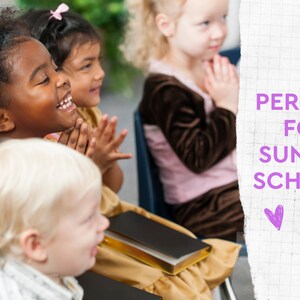 K&ouml;nnte beinhalten: Eine Gruppe von vier Kindern sitzt in einem Klassenzimmer. Die Kinder l&auml;cheln alle und schauen in die Kamera. Das Kind vorne tr&auml;gt ein rosa-gelbes Hemd. Das Kind dahinter tr&auml;gt ein braunes Kleid. Das Kind dahinter tr&auml;gt ein goldenes Hemd. Das Kind hinten tr&auml;gt ein braunes Kleid. Der Text "PERFECT FOR SUNDAY SCHOOL!" ist auf einem Blatt Papier hinter den Kindern geschrieben.