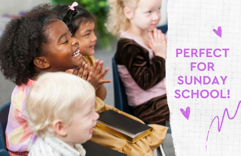 K&ouml;nnte beinhalten: Eine Gruppe von vier Kindern sitzt in einem Klassenzimmer. Die Kinder l&auml;cheln alle und schauen in die Kamera. Das Kind vorne tr&auml;gt ein rosa-gelbes Hemd. Das Kind dahinter tr&auml;gt ein braunes Kleid. Das Kind dahinter tr&auml;gt ein goldenes Hemd. Das Kind hinten tr&auml;gt ein braunes Kleid. Der Text "PERFECT FOR SUNDAY SCHOOL!" ist auf einem Blatt Papier hinter den Kindern geschrieben.