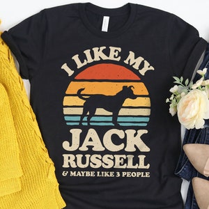 Może przedstawiać: Czarny T-shirt z grafiką w stylu vintage przedstawiającą Jack Russell terriera na tle zachodu słońca. Tekst brzmi "Lubię mojego Jack Russella i może 3 osoby".