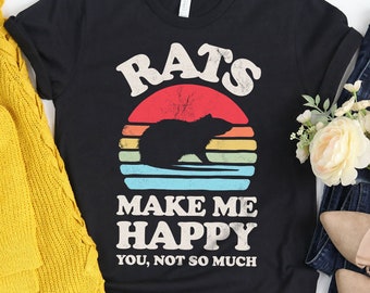 Peut inclure: T-shirt noir avec un graphique vintage d'un rat devant un coucher de soleil. Le texte "Rats Make Me Happy You, Not So Much" est imprimé sous le graphique.