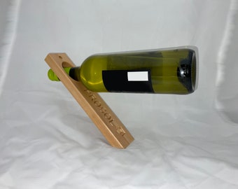 Balancing wine bottle holder / Support à vin