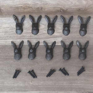 以下が含まれることがあります： 黒い鋳鉄製のウサギの頭の引き出しノブ12個と黒いネジ12個。