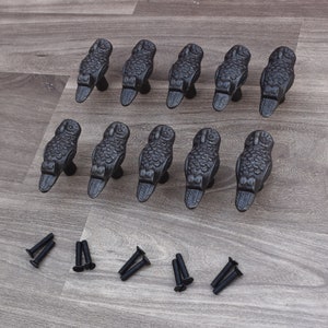 以下が含まれることがあります： 詳細なデザインの黒い鋳鉄製のフクロウの引き出しノブ12個と黒いネジ8個