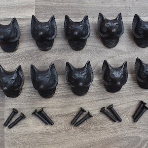 Könnte beinhalten: Zwölf schwarze, gusseiserne Schubladenknöpfe mit Fuchs-Kopf-Motiv und zwölf passenden Schrauben.