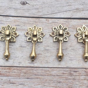 Victoriaanse stijl messing deur- en kastsluiting met bloemmotief en afneembare achterplaat, 4 stuks