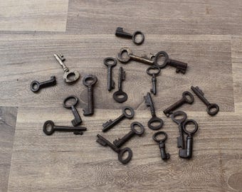 Vintage Metal Used Collectible Various Assorted Keys Pad Lock Key lot of 20 pcs