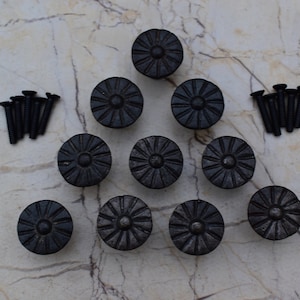 以下が含まれることがあります： 太陽の光線デザインの黒い金属製のキャビネットノブ10個と、それに合うネジ。