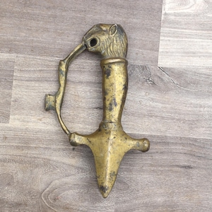 Vintage handgemaakte messing Mughal Indian Sikh Lion and Dear Hunting scan Grip Shamshir-zwaard Talwar-gevest handvat gegraveerd decor