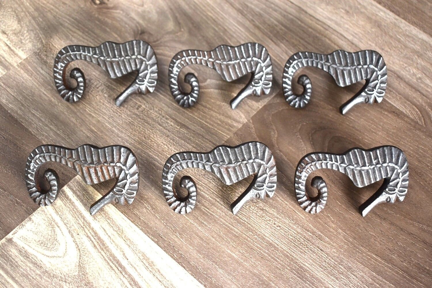 ヴィンテージ鋳鉄タツノオトシゴの素朴なノブ引き出しキャビネットプル