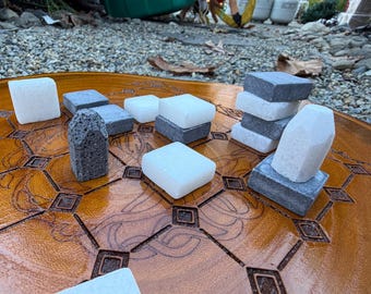 Juego de mesa Tak artesanal: pizarra de pino con piezas de mármol de madera exótica o piedra