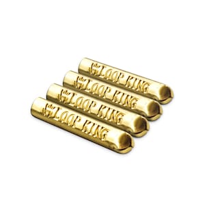 Puede incluir: Cuatro herramientas Loop King de metal de color dorado. Cada herramienta tiene las palabras "Loop King" grabadas en el lateral.