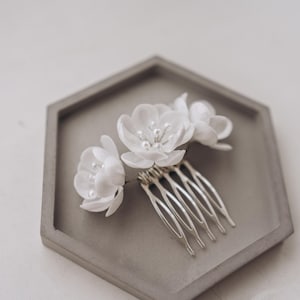 White flower Pearl hair comb, Wedding headpiece, Bridal hair piece