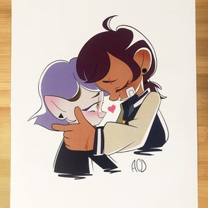 Puede incluir: Una ilustración digital de dos personajes de dibujos animados, uno con cabello morado y el otro con cabello marrón, abrazándose. El personaje con cabello morado se sonroja y tiene un corazón sobre su cabeza. Los personajes llevan uniformes negros y blancos a juego. La ilustración está firmada "ACD".