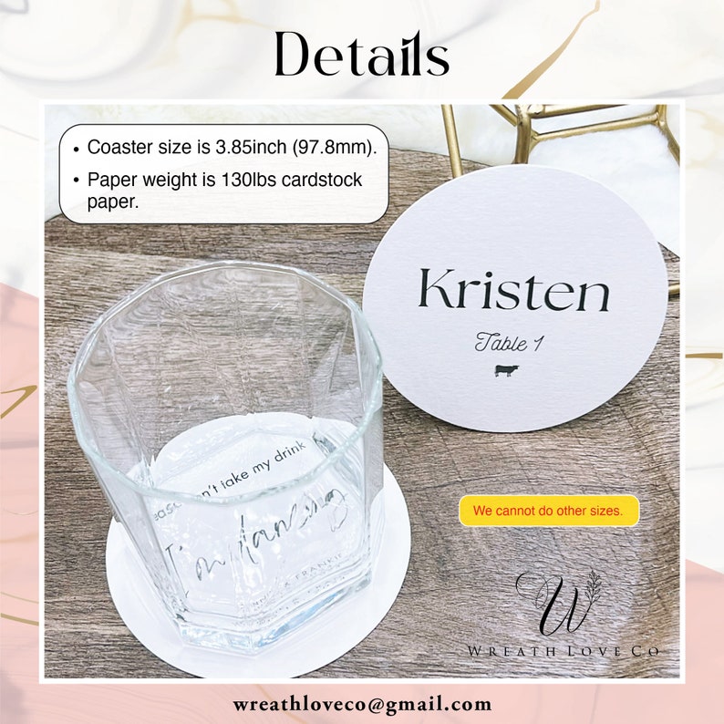 K&ouml;nnte beinhalten: Runder Papieruntersetzer in Wei&szlig; mit dem Namen "Kristen" und "Tisch 1" in schwarzer Schrift. Der Untersetzer hat einen Durchmesser von 97,8 mm. Der Text "Wir k&ouml;nnen keine anderen Gr&ouml;&szlig;en anbieten." ist in einem kleinen Rechteck unten rechts im Bild gedruckt.