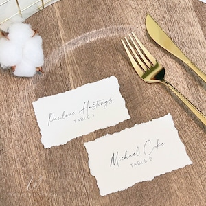 Cartão de lugar com borda deckada personalizada, RSVP, borda rasgada, menus, número da mesa, caligrafia. Papel rasgado à mão de 130 libras