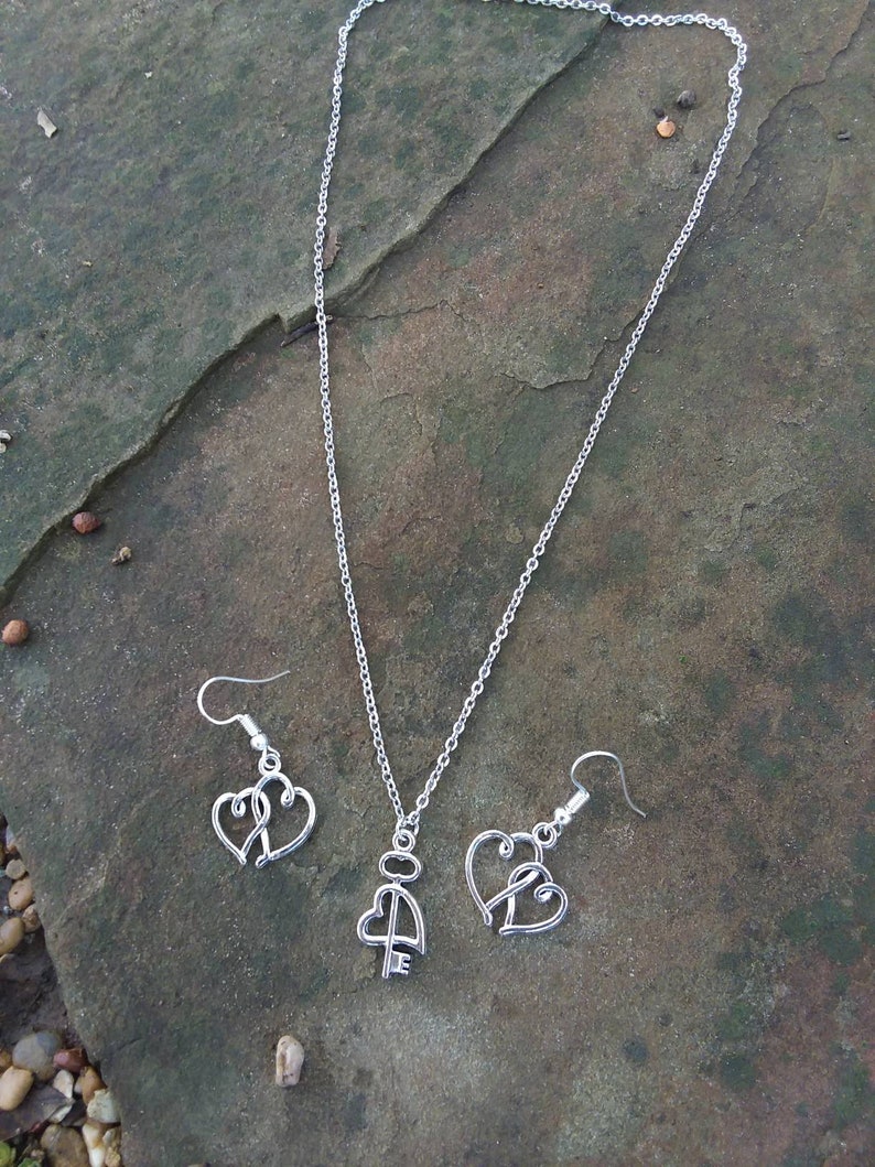 Dubble heart earrings and heart in key charm necklace silver