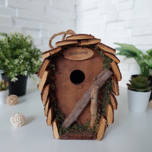 Natürliches rustikales Vogelhaus aus Holz, Bauernhaus-Vogelhaus-Dekoration, hängendes Gartendekor, Vogelhäuschen im Freien, Geschenk für Naturliebhaber
