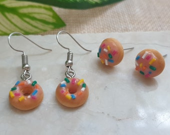 Boucles d'oreilles Donut miniatures, Bijoux Donut en argile, Boucles d'oreilles Mini Food Stud & Dangle