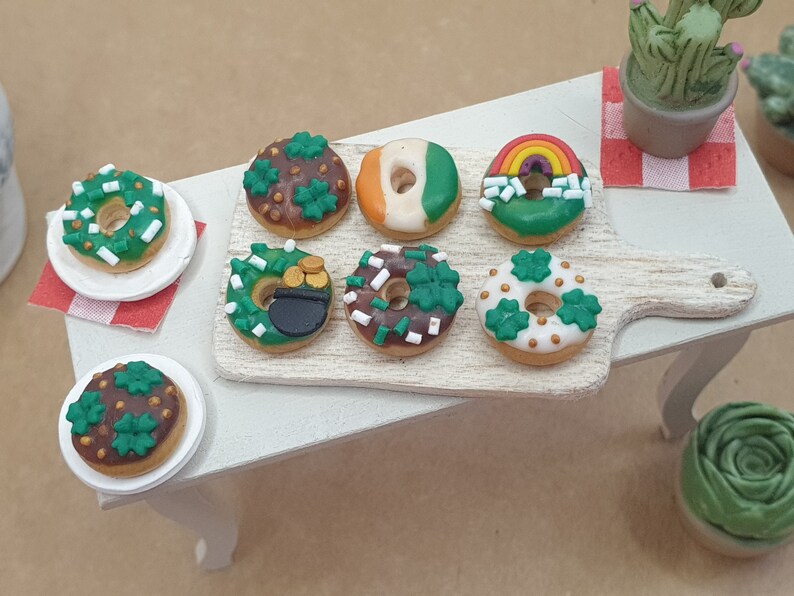 Miniature St Patricks Donut, Mini Fake Food for Xmas Dollhouse, 1:12 ...