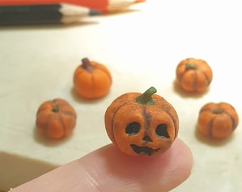 Miniatuur kleipompoen Halloween-poppenhuisdecor, minipoppenhuis en sprookjestuindecor