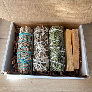 White Sage Alternative Spiritual Cleansing Sage Smudge Kit For New Home Protection Ritual, Blue Sage, Palo Santo, Cedar Smudge, Yerba Santa bild 3