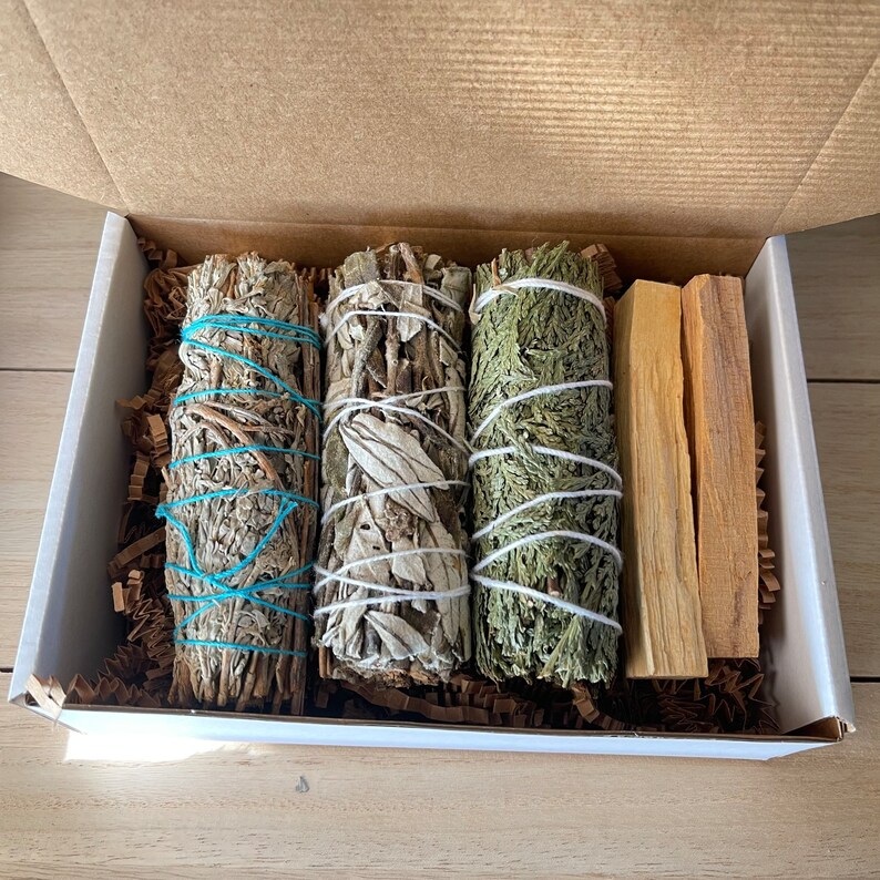 White Sage Alternative Spiritual Cleansing Sage Smudge Kit For New Home Protection Ritual, Blue Sage, Palo Santo, Cedar Smudge, Yerba Santa bild 3