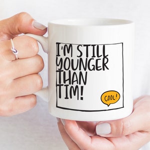 Taza de cumpleaños divertido / Todavía soy más joven que / 20th, 30th, 40th, 50th, 60th, 70th, 80th cumpleaños regalo / Para todas las edades / Esposo regalo de cumpleaños