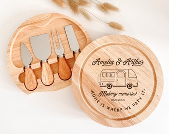 Planche à fromage personnalisée gravée au laser pour camping-car / Cadeau pour camping-car avec noms / Accessoires pour elle et camping / Cadeau de Noël pour caravane rétro