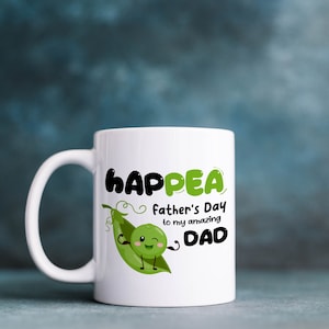 Può includere: Tazza in ceramica bianca con un personaggio di pisello verde dei cartoni animati e il testo "happea Festa del Papà al mio fantastico PAPÀ".