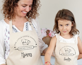 Delantales familiares personalizados a juego con nombres / Regalo del Día de la Madre / Jefe de cocina, sous chef mamá e hija delantales / Lindo regalo de Navidad