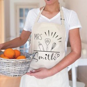 Personalised Mrs apron with name / Gift for her / Wedding gift for bride / Kitchen apron for women / Engagement Bridal Shower Hen party gift
