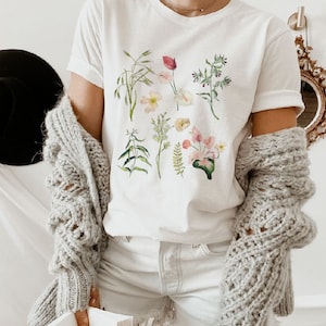 T-shirt floreale / Regalo per lei / T-shirt trendy da donna / Concetto di primavera / T-shirt natura fiore di prato selvaggio / T-shirt floreale / Camicia botanica giardiniere