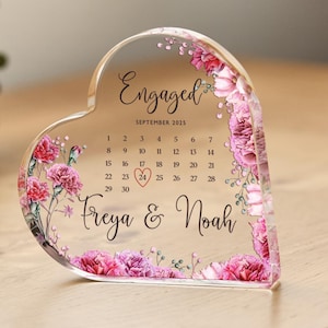 Plaque acrylique en forme de coeur, cadeau de fiançailles personnalisé avec date du calendrier, souvenir personnalisé pour couple, fiancé, ami fiancé, design floral