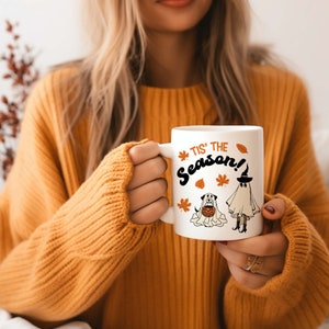 Taza de Halloween / Regalo espeluznante para ella / Perro fantasma llevando taza de café de calabaza / Regalo de Halloween / Dibujos animados retro / Vibraciones de otoño / Niño Niña imagen 4