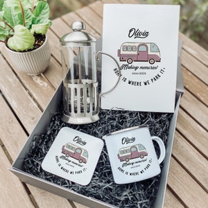 Campervan Enamel Camp Mug SET con tarjeta de montaña rusa de émbolo de café / Regalo personalizado para autocaravana / Sus accesorios para acampar / Caravana retro
