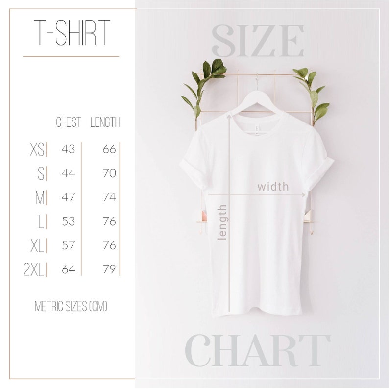 Pu&ograve; includere: Tabella delle taglie della t-shirt con misure in centimetri per il petto e la lunghezza. Le taglie includono XS, S, M, L, XL e 2XL.