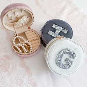 Personalisierte Schmuckschatulle mit Initial / Hochzeitsgeschenk für die Braut / Geschenk für die Brautjungfer / Schmuckschatulle / Reiseschmuckschatulle für sie